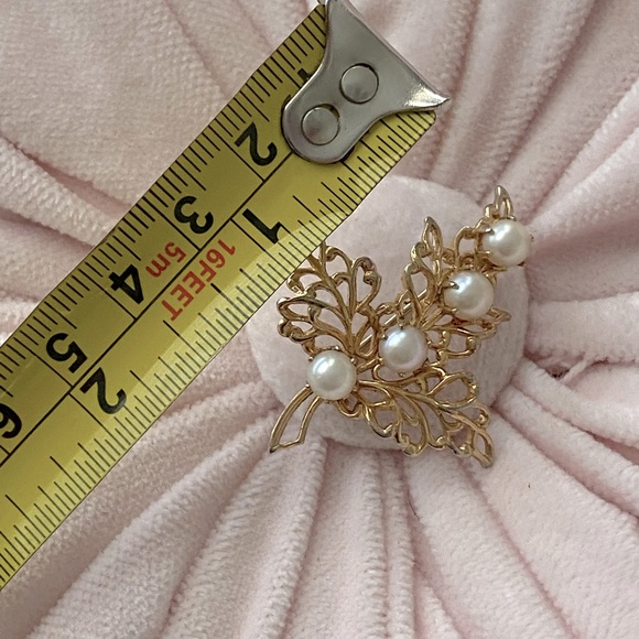 🩷VINTAGE GOLD TONED with PEARLS FILIGREE LEAF BROOCH - Picture 3 of 3